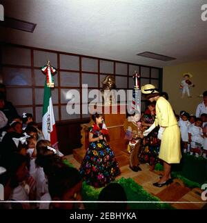 Voyage au Mexique: La première dame Jacqueline Kennedy (JBK) visite l'Instituto Nacional de Protecciu00f3n a la Infancia. La première dame Jacqueline Kennedy visite des enfants lors d'une visite de l'Instituto Nacional de Protecciu00f3n a la Infancia (Institut national pour la protection des enfants) à Mexico, Mexique. [La ligne horizontale est d'origine négative] Banque D'Images