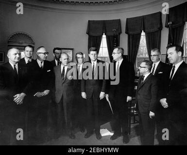 Cérémonie de signature, contrats de travail Trans World Airlines (TWA), 9 h 50. Le président John F. Kennedy visite des représentants de Trans World Airlines (TWA), de la Flight Engineersu0027 International Association (FEIA) et de la Air Line Pilots Association (ALPA) au cours de la cérémonie de signature des contrats de travail TWA. De gauche à droite : H. S. u0022Samu0022 Dietrich, de la FEIA; directeur de l'administration des équipages de conduite à TWA, David S. Espagne; vice-président des relations industrielles à TWA, David J. Crombie; Barney Rawlings, de l'ALPA; président de la Commission présidentielle sur la controverse sur les compagnies aériennes, Dr. Nathan P. F Banque D'Images