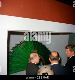 Voyage au Mexique : visite de l'Institut national d'anthropologie et d'histoire, 4:55. Le Président John F. Kennedy (à l'extrême droite) visite le Museo Nacional de Antropologu00eda (Musée national d'anthropologie) de l'Instituto Nacional de Antropologu00eda e Historia (Institut national d'anthropologie et d'histoire) à Mexico, au Mexique. Banque D'Images