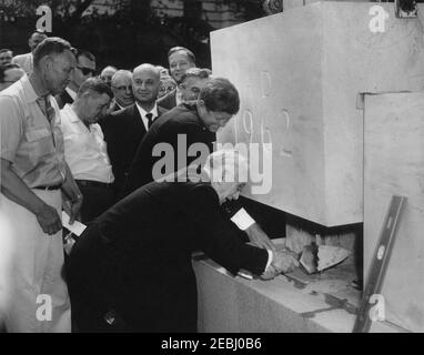 Cérémonie de pose de la pierre angulaire, immeuble Rayburn House, 10:28AM. Le président John F. Kennedy et le président de la Chambre des représentants et président de la Commission de la construction des bureaux de la Chambre, John W. McCormack (Massachusetts), prennent part à la cérémonie de pose des pierres angulaires de l'immeuble Rayburn House, dédié au regretté président de la Chambre, Sam Rayburn. Parmi les autres, citons : le représentant Clement J. Zablocki (Wisconsin); le représentant Charles MCC. Mathias, Jr. (Maryland); Représentant Roman C. Pucinski (Illinois); Agent du Service secret de la Maison Blanche, Milt Wilhite. Washington Banque D'Images