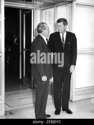 Déjeuner en l'honneur de Guillermo Leon Valencia, Président élu de la Colombie, 13:00. Le Président John F. Kennedy s'entretient avec le Président élu de la Colombie, Dr. Guillermo Leu00f3n Valencia, à la suite de l'arrivée du Président élu Valenciau2019s à la Maison Blanche pour un déjeuner en son honneur. North Portico, Maison Blanche, Washington, D.C. Banque D'Images