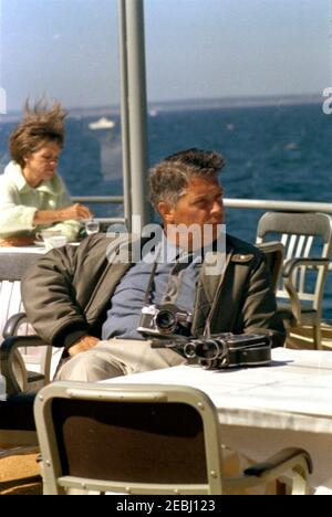 Le Président Kennedy Watches la 1ère course de la coupe Americau0027s. Le photographe de la Maison Blanche, le capitaine Cecil Stoughton, observe la première course de la coupe Americau0027s 1962 à bord de l'USS Joseph P. Kennedy, Jr. Nancy Joy Salinger (épouse du secrétaire de presse, Pierre Salinger) est assise en arrière-plan. Newport, Rhode Island. Banque D'Images