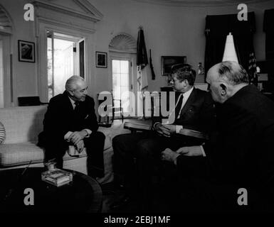 Rencontre avec Harold Holt, ministre du Trésor de l'Australie, 10 h 00. Le président John F. Kennedy (président à bascule) rencontre le ministre du Trésor de l'Australie, Harold Holt. L'ambassadeur d'Australie, Sir Howard Beale, est à droite. Oval Office, Maison Blanche, Washington, D.C. Banque D'Images