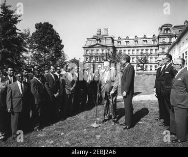 Visite des participants à l'Institut américain pour la gestion libre du travail, 10:05. Le président de la Fédération américaine du travail et du Congrès des organisations industrielles (AFL-CIO), George Meany (AT micros), prononce des remarques aux participants du programme de formation de l'Institut américain pour le développement du travail libre (AIFLD) à l'intention des dirigeants syndicaux d'Amérique latine et des Caraïbes; le président John F. Kennedy regarde de droite. Debout à l'extrême droite (G-D): Secrétaire du travail, Arthur Goldberg; Vice-Président de l'AFL-CIO et Secrétaire-Trésorier de l'AIFLD, Joseph Beirne; Directeur exécutif de l' Banque D'Images