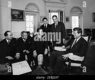 Visite d'Eisaku Satu014d, ancien ministre du Commerce international du Japon, 13:00. Le président John F. Kennedy rit lors d'une visite avec l'ancien ministre japonais du Commerce international, Eisaku Satu014d. De gauche à droite : membre de la Chambre des représentants du Japon, Tomisaburu014d Hashimoto; Ambassadeur du Japon, Koichiro Asakai; M. Satu014d; ancien secrétaire de M. Satu014d, Ju016bshiru014d Komiyama; membre de la Chambre des représentants du Japon, Takeo Kimura; Président Kennedy (président à bascule). Oval Office, Maison Blanche, Washington, D.C. Banque D'Images