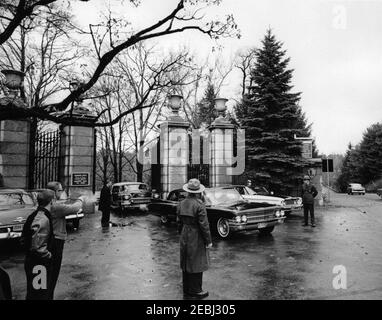 Services funéraires pour Mme Eleanor Roosevelt, Hyde Park, New York. Les voitures sortent du lieu historique national de Vanderbilt Mansion pendant les services funéraires pour Eleanor Roosevelt. Hyde Park, New York. Banque D'Images