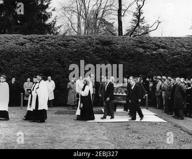 Services funéraires pour Mme Eleanor Roosevelt, Hyde Park, New York. Les pallbearers (porte-caisse) arrivent au jardin de roses sur le domaine Roosevelt pour les funérailles d'Eleanor Roosevelt. Hyde Park, New York. Banque D'Images