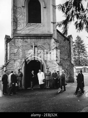 Services funéraires pour Mme Eleanor Roosevelt, Hyde Park, New York. L'ancien président, Harry S. Truman, et Bess Truman (tous deux à droite) arrivent à l'église épiscopale Saint-Jamesu2019 pour les funérailles d'Eleanor Roosevelt. Également en photo : Clifton Daniel; Margaret Truman Daniel; agent du service secret de la Maison Blanche, Ernie Olsson. Hyde Park, New York. Banque D'Images