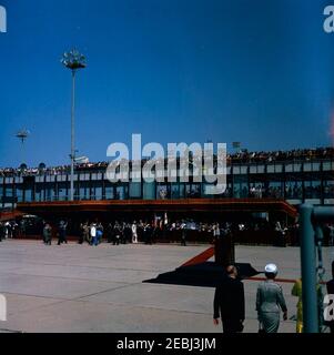 Voyage en Europe: Italie, Rome: Arrivée à l'aéroport de Fiumicino, et présentation d'un cadeau par le Président Antonio Segni au Palais Quirinale. Des foules se rassemblent pour l'arrivée du président John F. Kennedy à l'aéroport Fiumicino de Rome, en Italie. Banque D'Images