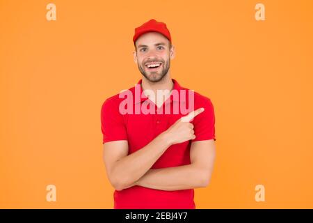 Espace de copie de l'offre spéciale. Ouvrier du magasin. Caissier de type beau. Le personnel voulait. Caissier de supermarché. Service de livraison MAN porter un bouchon rouge. Assistant de boutique. Homme de livraison de commande de nourriture. Occupation du caissier. Banque D'Images