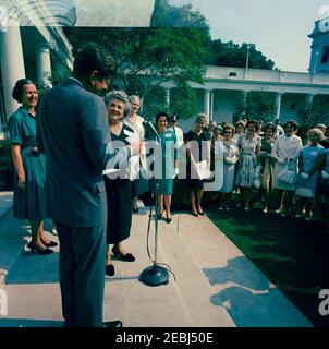 Visite des membres de la u0022Ninety-Nines,u0022 une association de pilotes féminins, 9:45. Le président John F. Kennedy (à gauche, à huis clos) visite des membres de la Ninety-Nines, Inc., Organisation internationale des femmes pilotes, au sujet de l'émission d'un timbre commémoratif Amelia Earhart. Debout sur les escaliers (L-R): Présidente internationale, Louise M. Smith; présidente Kennedy: Ancienne présidente internationale, Blanche Noyes; Fay Gillis Wells; non identifié. Également en photo : la secrétaire de la sous-secrétaire de presse, Barbara Gamarekian; le policier de la Maison Blanche, l'inspecteur Kenneth M. Burke. Rose Banque D'Images