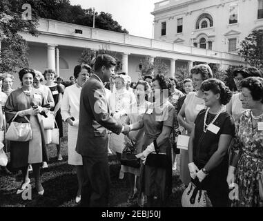 Visite des membres de la u0022Ninety-Nines,u0022 une association de pilotes féminins, 9:45. Le président John F. Kennedy salue les membres de la Ninety-Nines, Inc., Organisation internationale des femmes pilotes, au sujet de l'émission d'un timbre commémoratif Amelia Earhart. Rose Garden, Maison Blanche, Washington, D.C. Banque D'Images