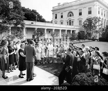 Visite des membres de la u0022Ninety-Nines,u0022 une association de pilotes féminins, 9:45. Le président John F. Kennedy (à gauche, à huis clos) visite des membres de la Ninety-Nines, Inc., Organisation internationale des femmes pilotes, au sujet de l'émission d'un timbre commémoratif Amelia Earhart. Debout à gauche du président Kennedy: Président international, Louise M. Smith; Virginia Thompson (pour la plupart cachée); Alice Hammond; Marion Andrews-Lopez; Fay Gillis Wells; ancien président international, Blanche Noyes. Également en photo : Secrétaire de la sous-secrétaire de presse, Barbara Gamarekian; Maison Blanche Banque D'Images