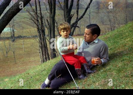 Week-end à Atoka, Virginie 1963-11-10 - 1962-11-11. John F. Kennedy, Jr., est assis avec son ami de famille, Benjamin C. Bradlee, à la résidence de famille Kennedy, Wexford, à Atoka, en Virginie. Banque D'Images