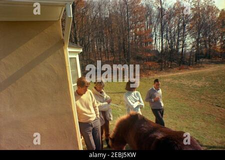 Week-end à Atoka, Virginie 1963-11-10 - 1962-11-11. Le président John F. Kennedy et la première dame Jacqueline Kennedy rendent visite à des amis de la famille, Benjamin C. Bradlee (à droite) et Antoinette Bradlee (deuxième à partir de la gauche), à la résidence de la famille Kennedy, Wexford, à Atoka, en Virginie. Caroline Kennedyu2019s Pony, Leprechaun, est au premier plan. Banque D'Images