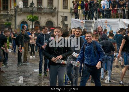 Lviv, Ukraine - 2 mai 2016: Célébration versant de l'eau lundi après Pâques par la mairie. Joyeux garçon versant de l'eau sur la fille. Banque D'Images