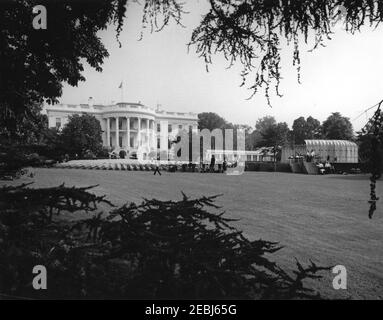 Programme musical pour les jeunes de la première Dame Jacqueline Kennedyu0027s (JBK), 10:35. Vue des préparatifs sur la pelouse sud de la Maison Blanche, Washington, D.C., pour la quatrième série de programmes musicaux pour la jeunesse de la première Dame Jacqueline Kennedyu0027s. Banque D'Images