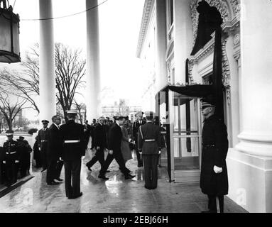 Funérailles d'État du président Kennedy : couché en repos dans la salle est de la Maison Blanche. Les amateurs de deuil arrivent à la Maison Blanche où le regretté président John F. Kennedy est en position de repos. North Portico, Maison Blanche, Washington, D.C. Banque D'Images