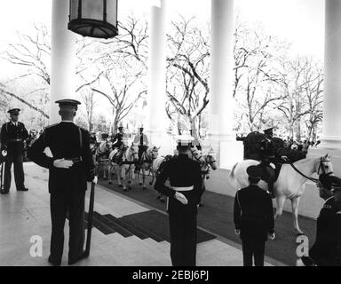 Funérailles d'État du président Kennedy : départ de la Maison Blanche et procession au Capitole des États-Unis. Une procession de chevaux arrive à la Maison Blanche pour porter le cercueil du président John F. Kennedy au Capitole. North Portico, Maison Blanche, Washington, D.C. Banque D'Images