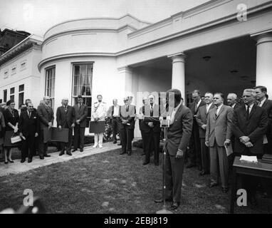 Présentation des Prix du Presidentu2019s pour services civils distingués, 12 h 00. Le Président John F. Kennedy (à micros) prononce des remarques lors de la cérémonie de remise du Prix du Président du Conseil pour le service civil fédéral distingué. Permanent in background (L-R) : récipiendaire du prix et médecin-hygiéniste de la Food and Drug Administration (FDA), Dr Frances Oldham Kelsey; secrétaire du ministère de la Santé, de l'éducation et du bien-être social (HEW), Anthony J. Celebrezze; Récipiendaire du prix et chef du département des maladies cardiorespiratoires à l'Institut de recherche de l'armée Walter Reed, Dr Do Banque D'Images