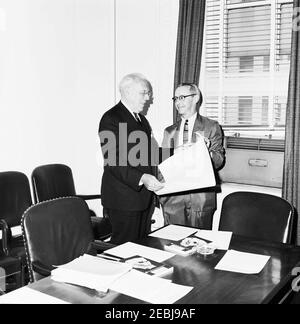 Réunion de la Commission du Président sur l'égalité des chances dans le logement, bâtiment du Bureau exécutif (EOB). Le Président du Comité du Président sur l'égalité des chances dans le logement, David L. Lawrence (à gauche), rencontre un membre non identifié du Comité dans le bâtiment du Bureau exécutif. Washington, D.C. Banque D'Images