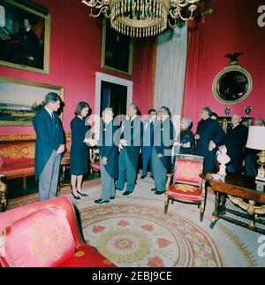 Funérailles d'État du Président Kennedy: La Maison Blanche, réception postfunèbre. Jacqueline Kennedy et le sénateur Edward M. Kennedy (Massachusetts) accueillent les invités lors d'une réception à la Maison Blanche, à la suite des funérailles d'État du président John F. Kennedy; Mme Kennedy milite la main avec le ministre des Affaires étrangères du Mexique, Manuel Tello. Également en photo : l'ambassadeur du Mexique, Antonio Carrillo Flores; le délégué principal de l'Inde auprès de l'ONU, Vijaya Lakshmi Pandit; l'ambassadeur de l'Inde, B. K. Nehru; le conseiller fédéral de la Suisse, Friedrich T. Wahlen; le secrétaire général de la Politi fédérale Banque D'Images