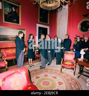 Funérailles d'État du Président Kennedy: La Maison Blanche, réception postfunèbre. Jacqueline Kennedy et le sénateur Edward M. Kennedy (Massachusetts) accueillent les invités lors d'une réception à la Maison Blanche, à la suite des funérailles d'État du président John F. Kennedy; Mme Kennedy milite la main avec l'ambassadeur du Mexique, Antonio Carrillo Flores. Également photographié : délégué principal de l'Inde à l'ONU (ONU), Vijaya Lakshmi Pandit; ambassadeur de l'Inde, B. K. Nehru; conseiller fédéral de la Suisse, Friedrich T. Wahlen; chef du Protocole des États-Unis, Angier Biddle Duke; aide de la Force aérienne au président Kennedy, brigadier G. Banque D'Images