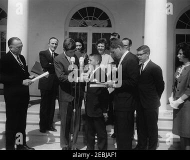 Présentation des jeunes médailles américaines à Gerald L. Davis (Oregon), Gordon B. Kilmer (Michigan) et Mary Ann Kingry (Michigan), 10 h 15. Le président John F. Kennedy assiste à la cérémonie de remise des jeunes médailles américaines pour la bravoure et le service. Le président Kennedy remet la médaille à Gerald Lee Davis, de l'Ontario, en Oregon. De gauche à droite : le directeur du Bureau fédéral d'enquête (FBI), J. Edgar Hoover; le sénateur Mike Mansfield (Montana); le président; non identifié (à l'arrière); Gerald Lee Davis; le sénateur Maurine Neuberger (Oregon); le procureur général, Robert F. Kennedy; le sénateur Philip A Banque D'Images