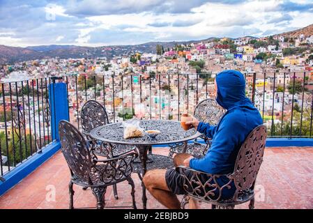 Boire un verre de margarita avec vue sur le Centro Historico, classé au patrimoine mondial de l'UNESCO, à Guanajuato, au Mexique Banque D'Images