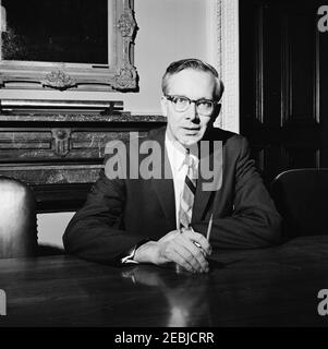 Walter W. Heller, Président, Conseil des conseillers économiques (CEA). Portrait du personnel photo du Président du Conseil des conseillers économiques (CEA), Walter W. Heller. Washington, D.C. Banque D'Images