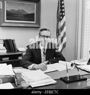 Walter W. Heller, Président, Conseil des conseillers économiques (CEA). Le Président du Conseil des conseillers économiques (CEA), Walter W. Heller, siège dans son bureau. Washington, D.C. Banque D'Images