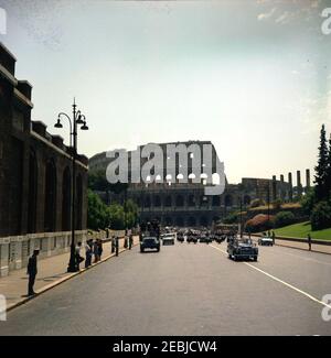 Voyage en Europe: Italie, Rome: Cortège. Le convoi du président John F. Kennedyu2019s traverse Rome, en Italie, en passant par le Colisée. Banque D'Images