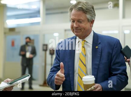 Washington, États-Unis. 12 février 2021. Le sénateur Roger Marshall R-Kans. est vu dans le métro Capitol au Capitole des États-Unis à Washington, DC le vendredi 12 février 2021. L'équipe juridique de l'ancien président Donald Trump commence aujourd'hui leur présentation de la défense. Photo de Leigh Vogel/UPI crédit: UPI/Alay Live News Banque D'Images