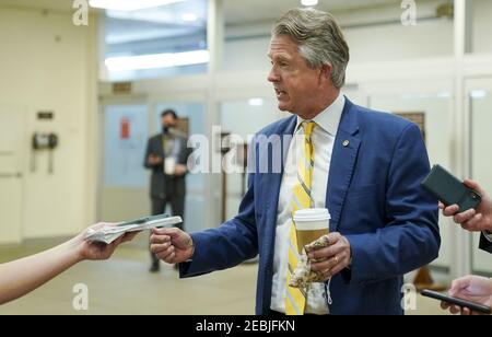 Washington, États-Unis. 12 février 2021. Le sénateur Roger Marshall, R-Kan., est vu dans le métro Capitol au Capitole des États-Unis à Washington, DC, le vendredi 12 février 2021. L'équipe juridique de l'ancien président Donald Trump commence aujourd'hui leur présentation de la défense. Photo de Leigh Vogel/UPI crédit: UPI/Alay Live News Banque D'Images