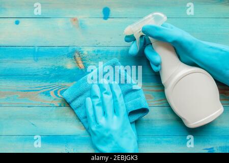 Gants en caoutchouc bleu contenant un chiffon de nettoyage en microfibre bleu et un vaporisateur de liquide de stérilisation pour le nettoyage et la désinfection. Nettoyage d'un Banque D'Images