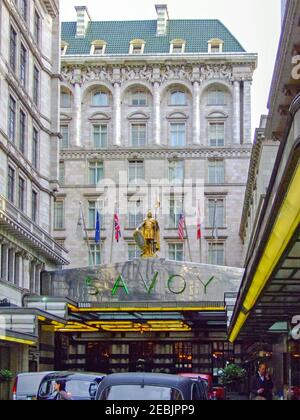 Londres, Royaume-Uni - 08 mars 2007 : entrée au Historic Luxury Hotel Savoy à Londres, Royaume-Uni. Banque D'Images