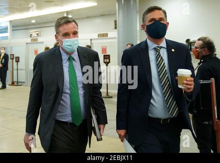 La défense aujourd'hui. 12 février 2021. Le sénateur Mark Warner D-Virg. Est vu dans le métro Capitol au Capitole des États-Unis à Washington, DC le vendredi 12 février 2021. L'équipe juridique de l'ancien président Donald Trump commence aujourd'hui leur présentation de la défense. Crédit: Leigh Vogel/Pool via CNP | utilisation dans le monde crédit: dpa/Alay Live News Banque D'Images