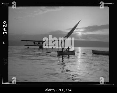 Vues du nord. Le lac de Galilée. Pêcheur. L'Aviron bateau de pêche avec les voiles ferlées au lever du soleil Banque D'Images