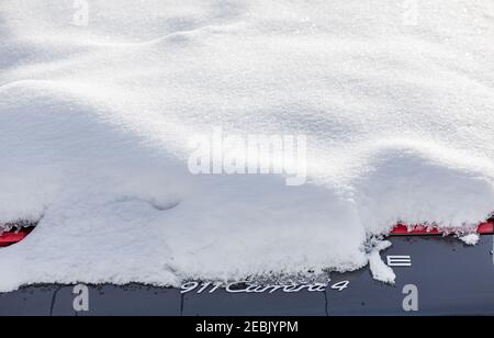 Gros plan de l'arrière d'une neige recouverte Porsche Banque D'Images