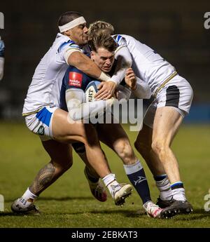 12 février 2021; AJ Bell Stadium, Salford, Lancashire, Angleterre; Rugby anglais de Premiership, sale Sharks versus Bath; Tom Roebuck de sale Sharks est attaqué Banque D'Images