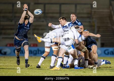 12 février 2021 ; AJ Bell Stadium, Salford, Lancashire, Angleterre ; Rugby en première langue anglaise, sale Sharks versus Bath ; Ben Spencer de Bath Rugby libère le ballon Banque D'Images