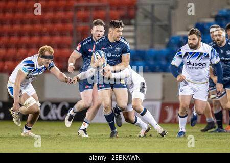 12 février 2021; AJ Bell Stadium, Salford, Lancashire, Angleterre; Rugby anglais de Premiership, sale Sharks versus Bath; Cameron Neild of sale Sharks est abordé Banque D'Images