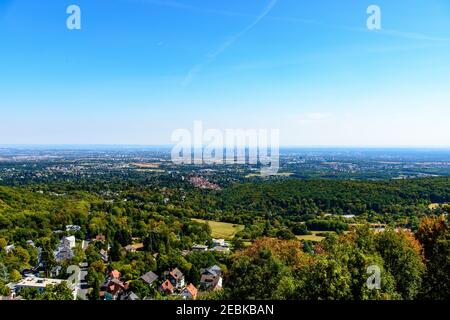 Belle vue aérienne sur le centre européen des finances ville de Francfort-sur-le-main depuis les montagnes Taunus (montagne Altkonig, Feldberg) par Konigstein Fa Banque D'Images