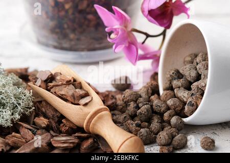 Écorce de pin, argile expansée et mousse pour planter des orchidées dans un pot. Banque D'Images
