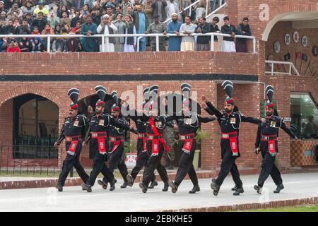 La cérémonie d'abaissement des drapeaux à la frontière de Wagah, au Punjab, au Pakistan Banque D'Images