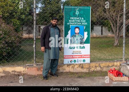 En raison de la pandémie COVID-19, l'abaissement de la cérémonie des drapeaux à la frontière de Wagah, au Punjab, au Pakistan a été minime en Inde sans spectateurs Banque D'Images