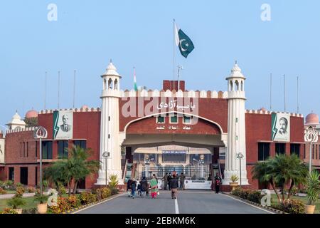 En raison de la pandémie COVID-19, l'abaissement de la cérémonie des drapeaux à la frontière de Wagah, au Punjab, au Pakistan a été minime en Inde sans spectateurs Banque D'Images