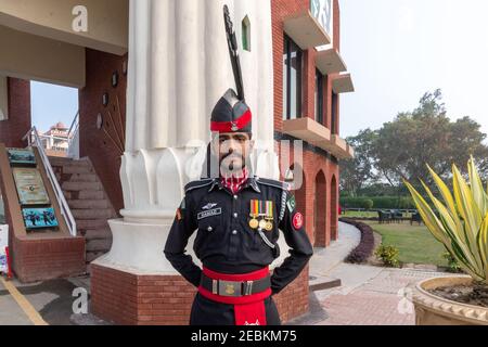 En raison de la pandémie COVID-19, l'abaissement de la cérémonie des drapeaux à la frontière de Wagah, au Punjab, au Pakistan a été minime en Inde sans spectateurs Banque D'Images