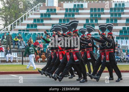 En raison de la pandémie COVID-19, l'abaissement de la cérémonie des drapeaux à la frontière de Wagah, au Punjab, au Pakistan a été minime en Inde sans spectateurs Banque D'Images