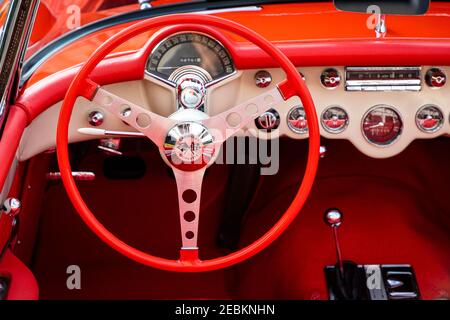 L'intérieur orange de la Corvette 1957 de Chevrolet est exposé à « Cars on Fifth », Naples, Floride, États-Unis Banque D'Images